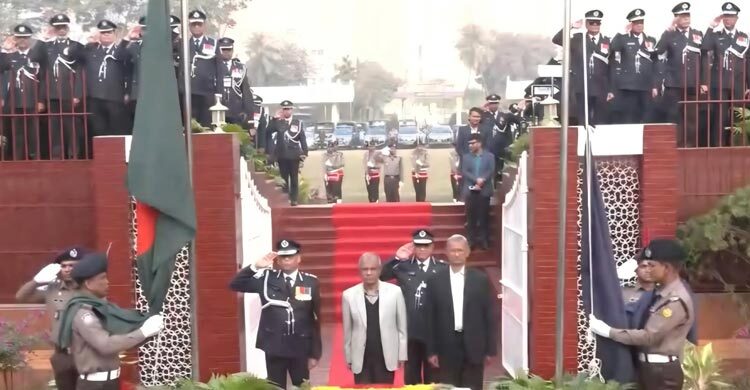 রাজারবাগ পুলিশ স্মৃতিসৌধে স্বরাষ্ট্র উপদেষ্টার শ্রদ্ধা