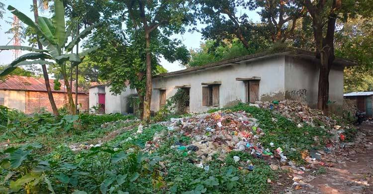 জয়পুরহাটে কৃষি কেন্দ্রগুলো এখন ‘ভূতুড়ে বাড়ি’, সেবা বঞ্চিত কৃষক