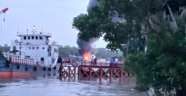 জাহাজে বিস্ফোরণ, আগুন আতঙ্কে বৃদ্ধার মৃত্যু
