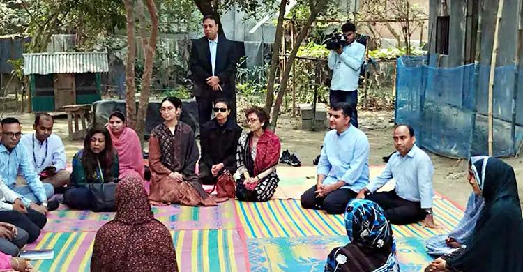 ব্র্যাকের কর্মসূচি পরিদর্শনে জাইমা রহমান, বসলেন মাদুরে