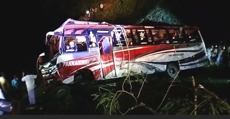 সিলেটে যাত্রীবাহী বাস খাদে পড়ে আহত ২৮, নিখোঁজ ২