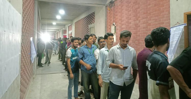 আড়াইঘণ্টা পর শেষ হলো নজরুল হলের ভোটগ্রহণ