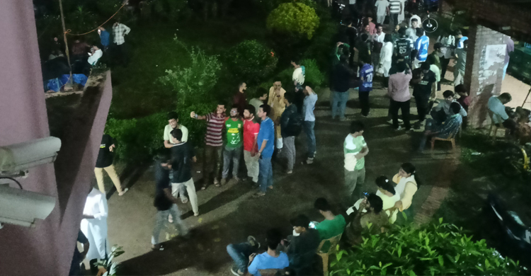 জাকসু নির্বাচন: গভীর রাতেও ফলাফলের অপেক্ষায় শিক্ষার্থীরা