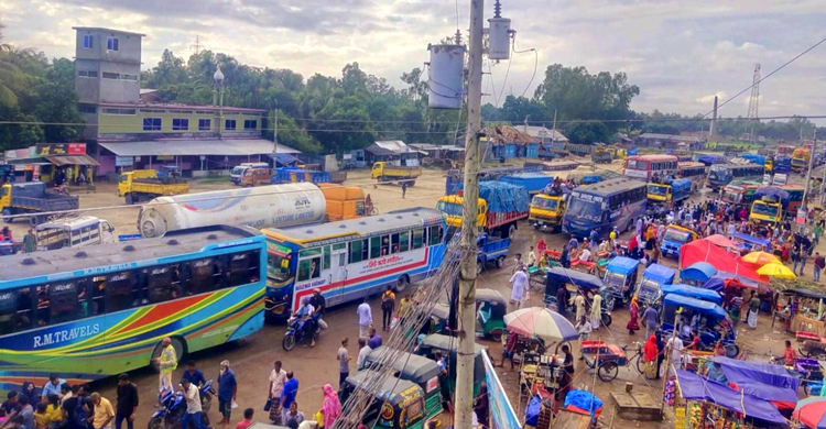 সিরাজগঞ্জে মহাসড়কে তীব্র যানজট, রাস্তায় বসে যাত্রীরা