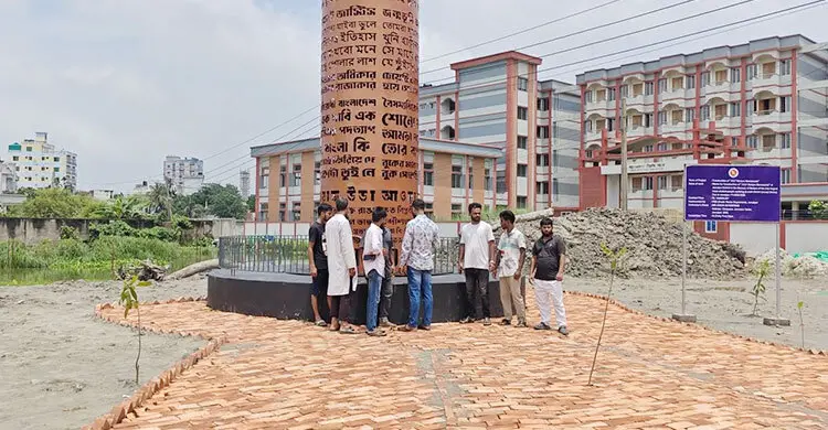 জামালপুরে জুলাই স্মৃতিস্তম্ভে আগুন