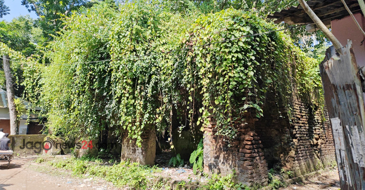বিলুপ্তির পথে দেড়শ বছরের বাজপাই জমিদারবাড়ি