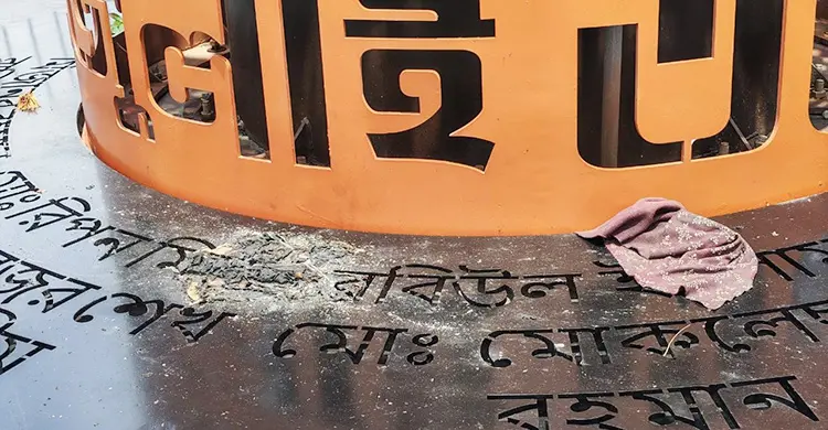 জামালপুরে জুলাই স্মৃতিস্তম্ভে আগুন