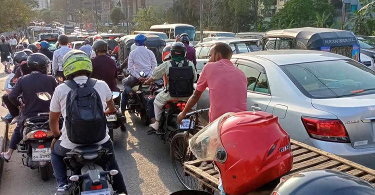 ইফতারের আগে সড়কে তীব্র যানজট, মেট্রোরেলেও ঠাঁই নেই