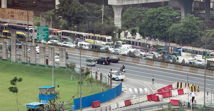 Workers block Kuril road for unpaid wages, paralyse traffic