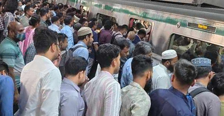 ইফতারের আগে সড়কে তীব্র যানজট, মেট্রোরেলেও ঠাঁই নেই