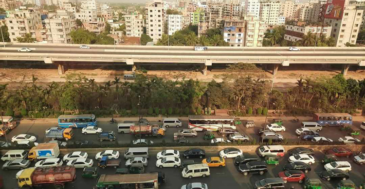 ইফতারের আগে সড়কে তীব্র যানজট, মেট্রোরেলেও ঠাঁই নেই