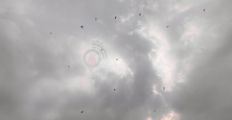 আকাশে উড়লো নানা রঙের শতাধিক ঘুড়ি