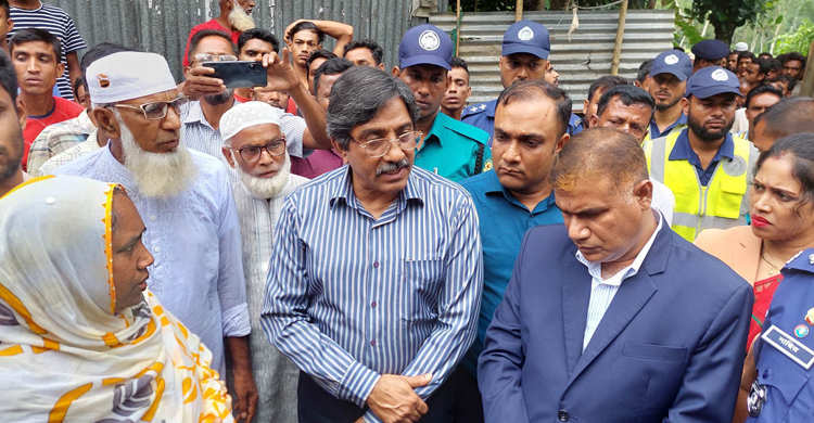 পরিবারের সদস্যদের সঙ্গে দেখা করলেন মানবাধিকার কমিশনের চেয়ারম্যান