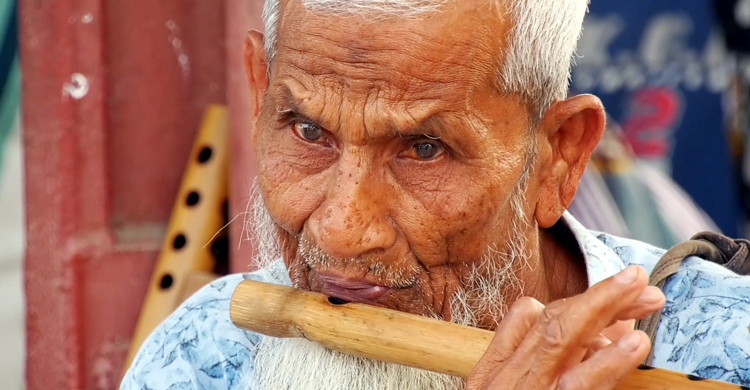 ৬০ বছর ধরে বাঁশির সুরেই চলে নিজাম উদ্দিনের সংসার