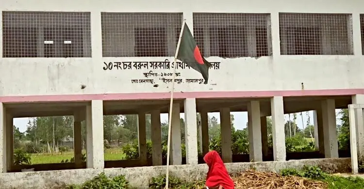 যমুনার চরে সূর্য উঠলেও ফোটে না শিক্ষার আলো