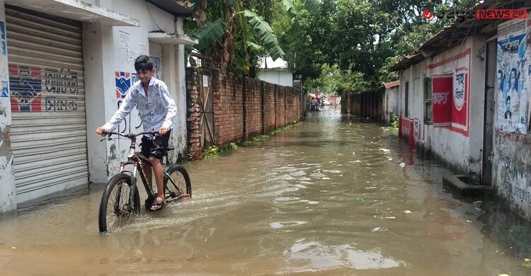 ঘরে-বাইরে পানি, ভোগান্তিতে মানুষ