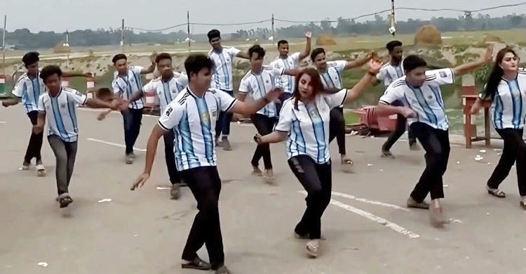 সড়কের মাঝখানে ভিডিও ধারণে মত্ত আর্জেন্টিনা সমর্থকরা, ক্ষুব্ধ