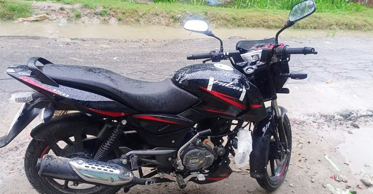 &lsquo;সব সাংবাদিক আওয়ামী লীগ&rsquo; বলেই মোটরসাইকেলে আগুন দেওয়ার চেষ্টা