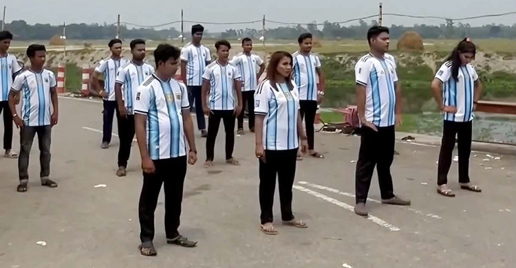 সড়কের মাঝখানে ভিডিও ধারণে মত্ত আর্জেন্টিনা সমর্থকরা, ক্ষুব্ধ স্থানীয়রা