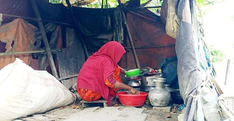 দ্বিতীয় বিয়ে করায় বাড়িছাড়া, ঝুপড়ি ঘরে বাস বৃদ্ধ দম্পতির