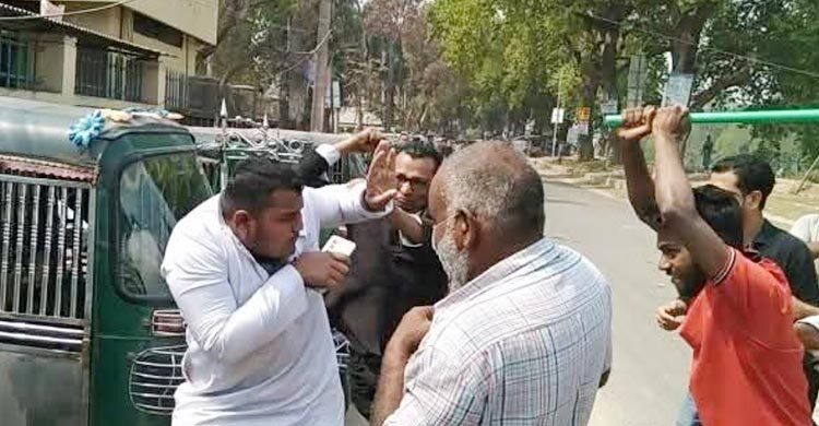 আদালত চত্বরে বৈষম্যবিরোধী ছাত্রদের সঙ্গে আইনজীবীদের সংঘর্ষ, আহত ৮