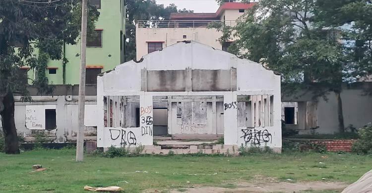 আ’লীগের পরিত্যক্ত অফিসে হেরোইনসহ তরুণী আটক