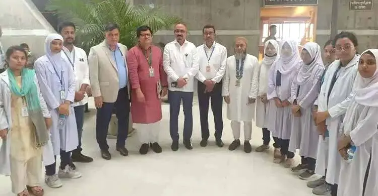 আ’লীগ নেতাকে নিয়ে সংসদ ভবনে ছবি তুলে আলোচনায় এমপি বাবুল
