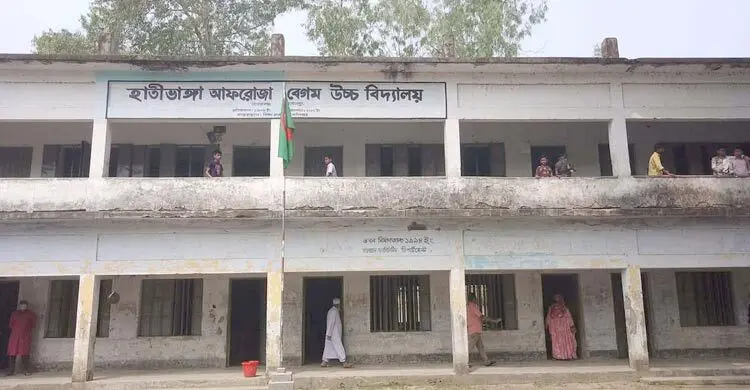পরীক্ষার হলে মোবাইল নিয়ে এসে বহিষ্কার ২