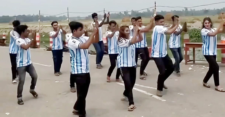 সড়কের মাঝখানে ভিডিও ধারণে মত্ত আর্জেন্টিনা সমর্থকরা, ক্ষুব্ধ স্থানীয়রা