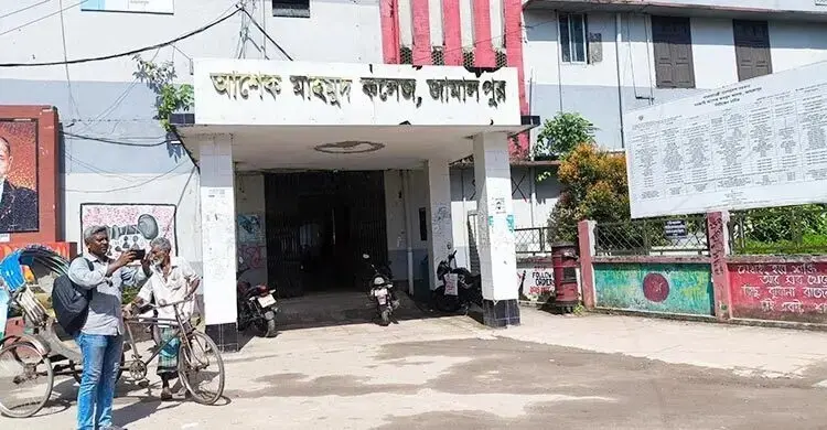 শিক্ষামন্ত্রীর নির্দেশে কেন্দ্রের সব শিক্ষক-কর্মকর্তাকে অব্যাহতি