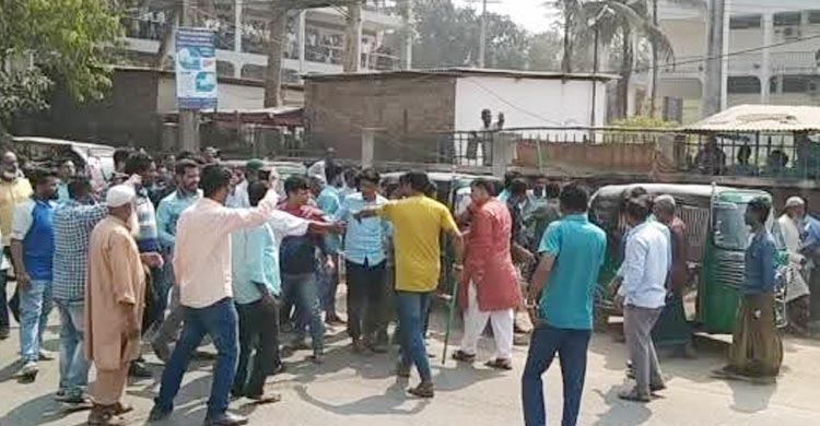 আদালত চত্বরে বৈষম্যবিরোধী ছাত্রদের সঙ্গে আইনজীবীদের সংঘর্ষ, আহত ৮