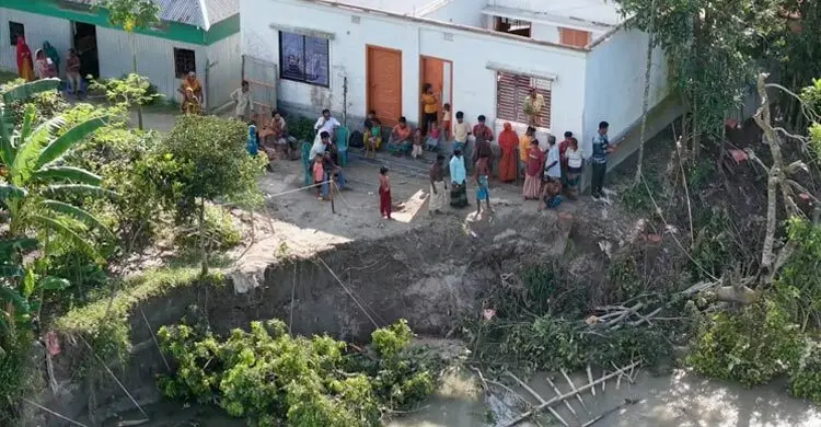 যমুনার গ্রাসে বিলীন অর্ধশতাধিক বসতভিটা