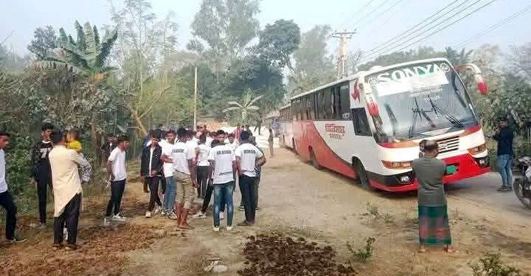 পিকনিকের বাস থেকে মাথা বের করায় প্রাণ গেলো স্কুলছাত্রের