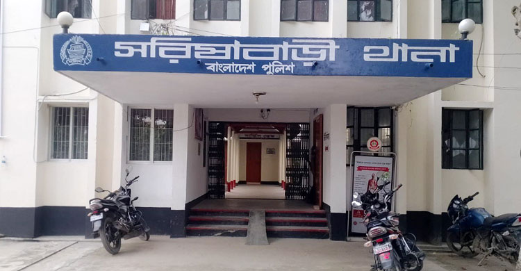 পিকনিকের বাস থেকে মাথা বের করায় প্রাণ গেলো স্কুলছাত্রের