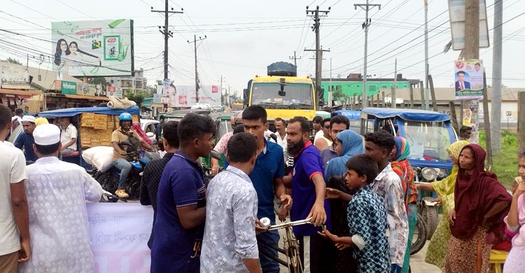 মহাসড়ক অবরোধ করে ক্রিকেট খেলছেন স্থানীয়রা, ভোগান্তিতে ঈদ যাত্রীরা
