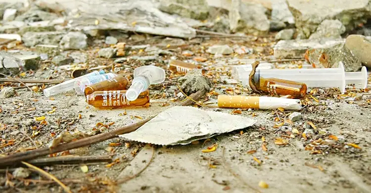 সাবেক মন্ত্রীর বাড়ি এখন বখাটেদের আড্ডাখানা