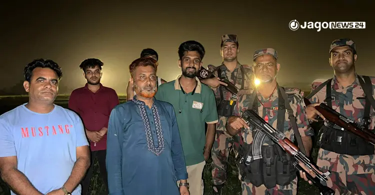 রাতে পুশ-ইন ঠেকাতে বিজিবির একমাত্র ভরসা টর্চলাইট