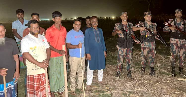পুশ ইনের শঙ্কা: লাঠি-ফালা হাতে রাতভর সীমান্ত পাহারা দিচ্ছেন 