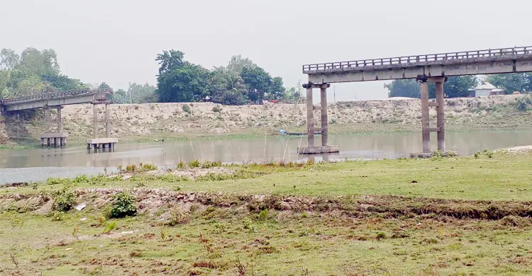 একটি ভাঙা সেতুতে থমকে আছে ২০ গ্রামের জীবন