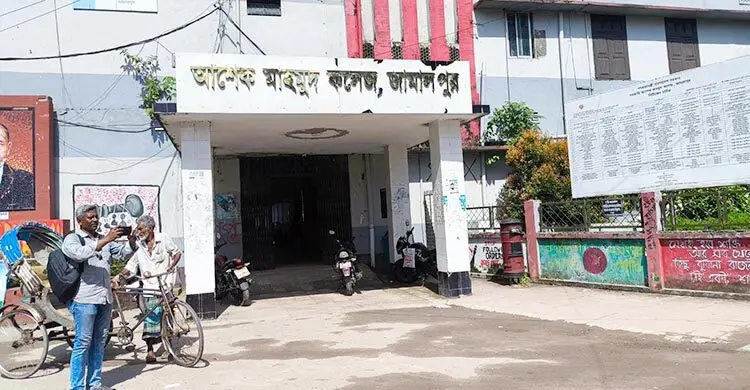 ২০২৫ সালের প্রশ্নপত্রে পরীক্ষা দিলেন ১০০ পরীক্ষার্থী
