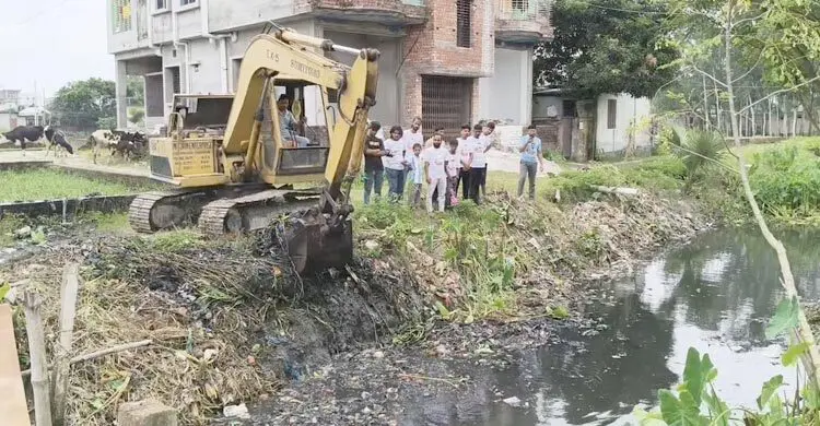 জলাবদ্ধতা নিরসনে স্বেচ্ছাশ্রমে খাল পরিষ্কার