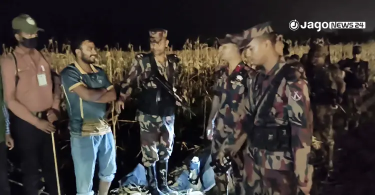 রাতে পুশ-ইন ঠেকাতে বিজিবির একমাত্র ভরসা টর্চলাইট