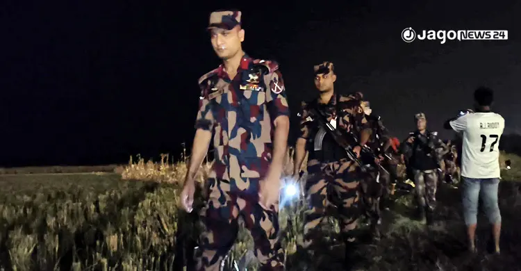 রাতে পুশ-ইন ঠেকাতে বিজিবির একমাত্র ভরসা টর্চলাইট