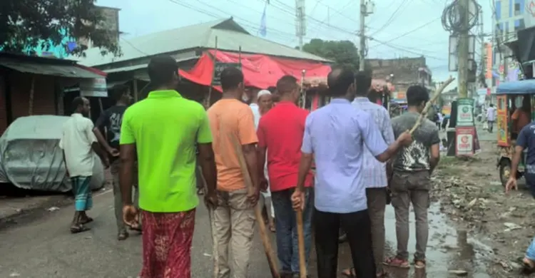বাসের ধাক্কায় স্ত্রীসহ যুবদল নেতা আহত, মহাসড়ক অবরোধ