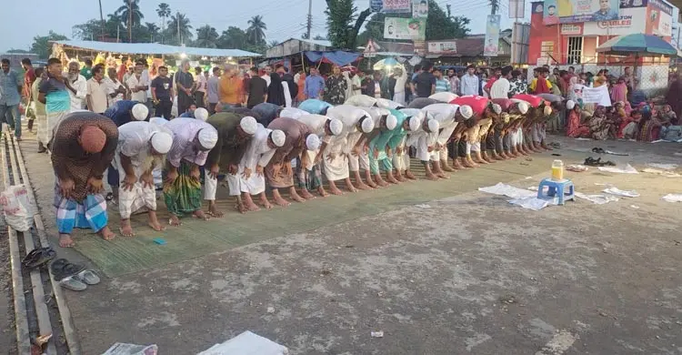 সড়ক-রেলপথ অবরোধ, ট্রেন আটকে রেললাইনে নামাজ আদায়