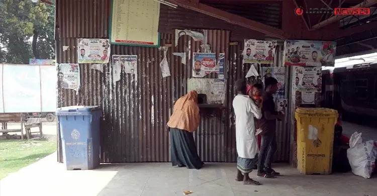 বৃষ্টিতে ছাতা মাথায় অফিস, দাঁড়িয়ে সময় কাটে যাত্রীদের