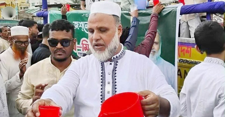 চট্টগ্রামে জশনে জুলুসে জামায়াত নেতার শরবত বিতরণ