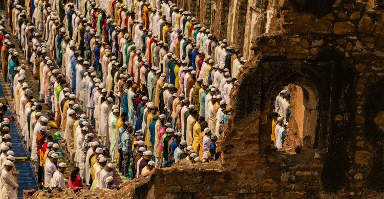 ইমাম যথাস্থানে দাঁড়ানোর আগে ইকামত দেওয়া যাবে?