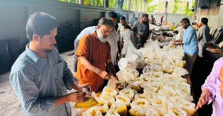 চট্টগ্রামে বন্যার্তদের মধ্যে খাবার বিতরণ করছে জামায়াতে ইসলামী