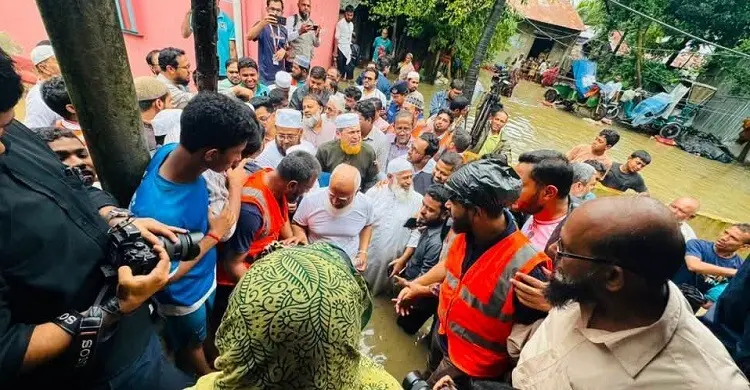 বাঁশখালীতে বন্যাদুর্গত মানুষের পাশে জামায়াত আমির 